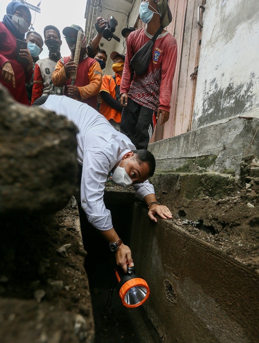 Wali Kota Surabaya Eri Cahyadi langsung tancap gas blusukan memantau sejumlah saluran di Surabaya Barat, tepatnya di kawasan Tandes, Senin (1/3).SP/.ALQ