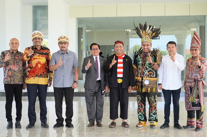 Menpora Zainudin Amali mengenakan pakaian adat Madura mendapat penghargaan Widya Wiyata Dharma Samya saat Dies Natalia Unesa ke 58 Tahun di Surabaya, 15/8/2022. SP/Riko Abdiono