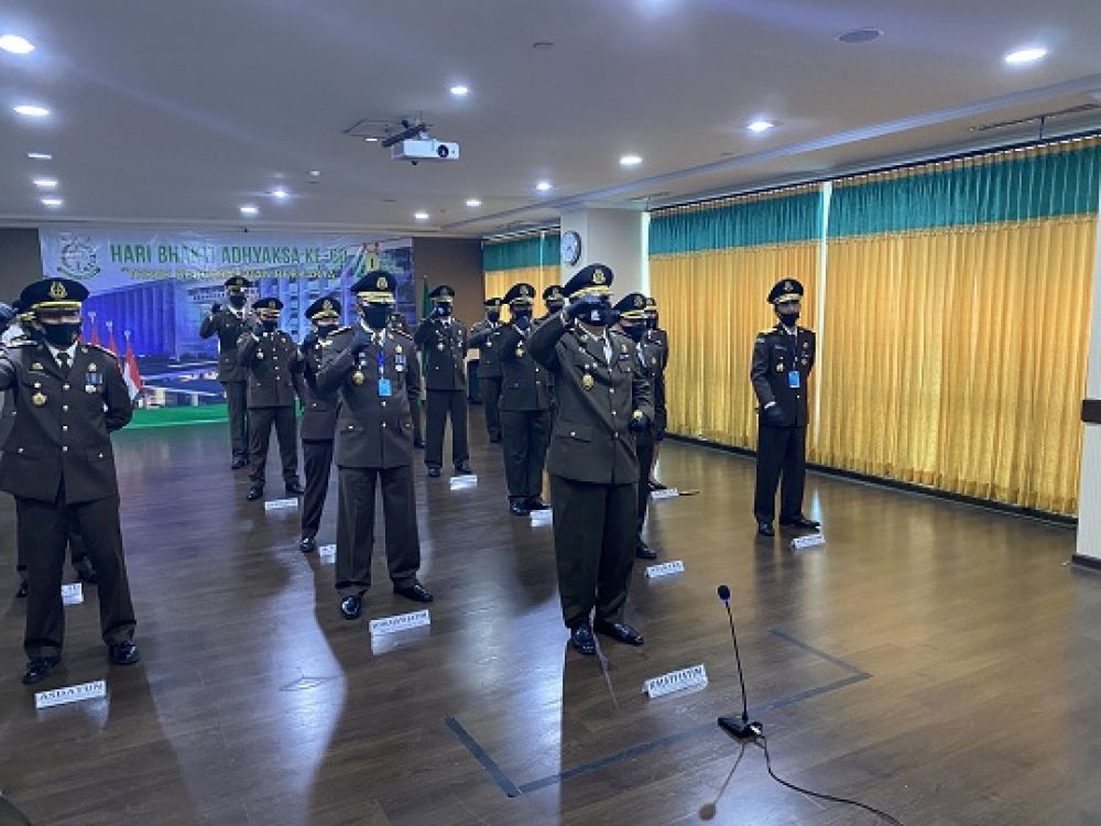 Tampak upacara peringatan HBA ke 60 di tahun 2020 yang digelar serentak secara virtual yang dilaksanakan di kantor Kejaksaan Tinggi Jawa Timur, Rabu (22/7/2020).SP/SP