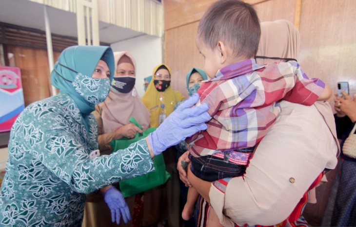 Ketua Tim Penggerak PKK Situbondo Juma'ati Karna Suswandi menyapa balita stunting di acara kampanye pencegahan stunting di Kecamatan Kendit, Selasa (24/8/2021). 
