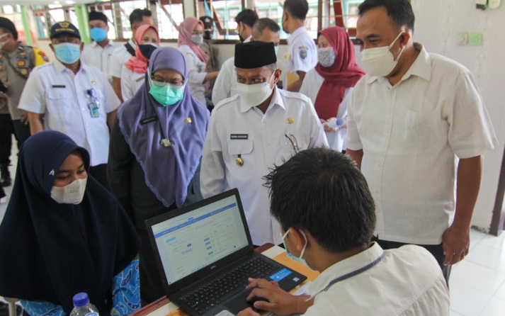 Bupati Situbondo Karna Suswandi di sela melakukan peninjau pelaksanaan vaksinasi usia remaja di Aula SMA Negeri 1 Panarukan, Rabu (28/7).SP/ANT/Novi H