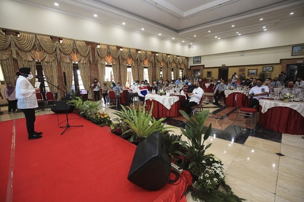 Wali Kota Surabaya, Tri Rismaharini menandatangani MoU CRS beasiswa pendidikan untuk siswa MBR, Senin (7/9). SP/ALQ 