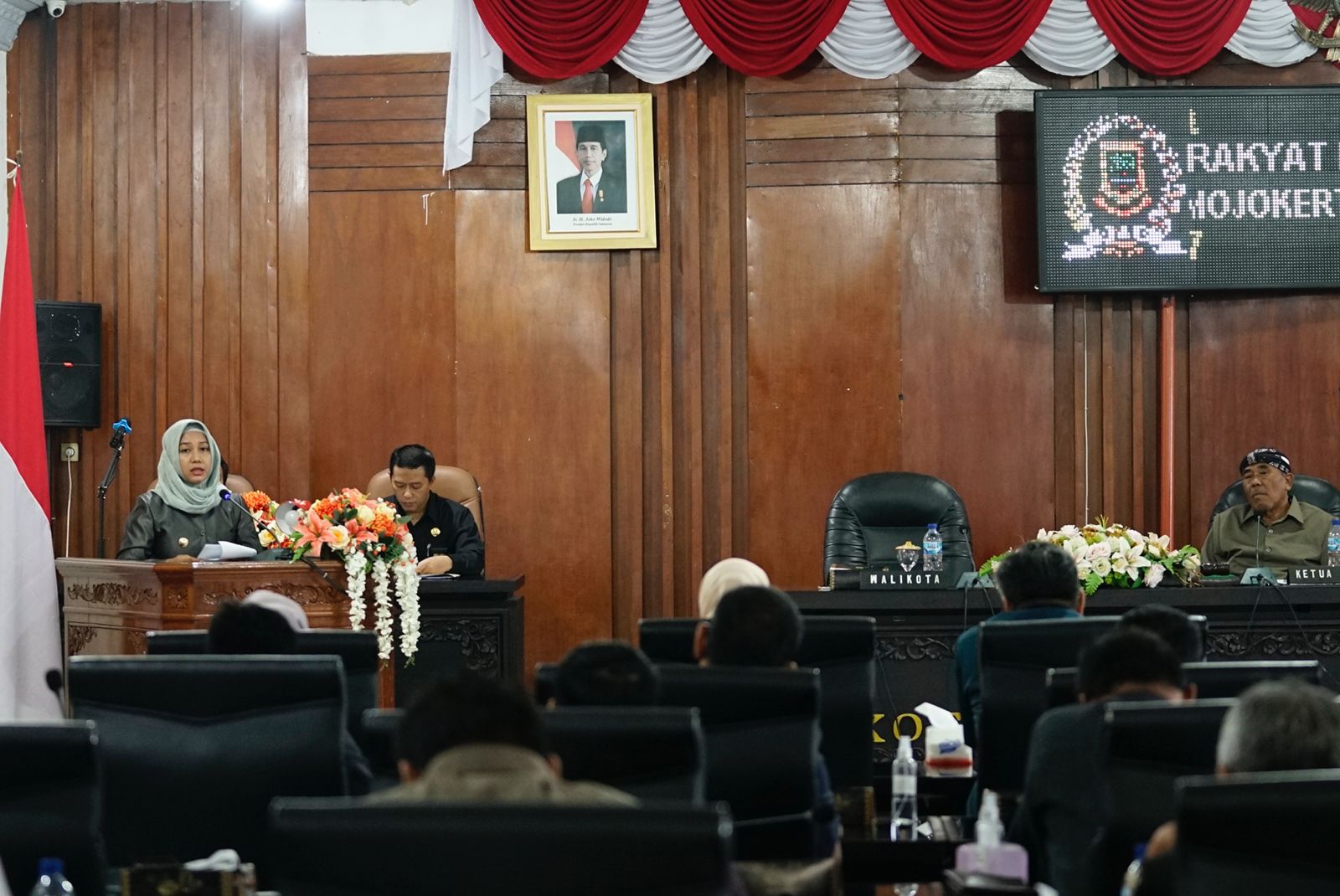 Wali Kota Mojokerto Ika Puspitasari saat menyampaikan jawaban pandangan umum fraksi-fraksi DPRD atas Raperda tentang Rencana Tata Ruang Wilayah Kota Mojokerto Tahun 2023-2043 dalam Rapat Paripurna DPRD Kota Mojokerto -jen