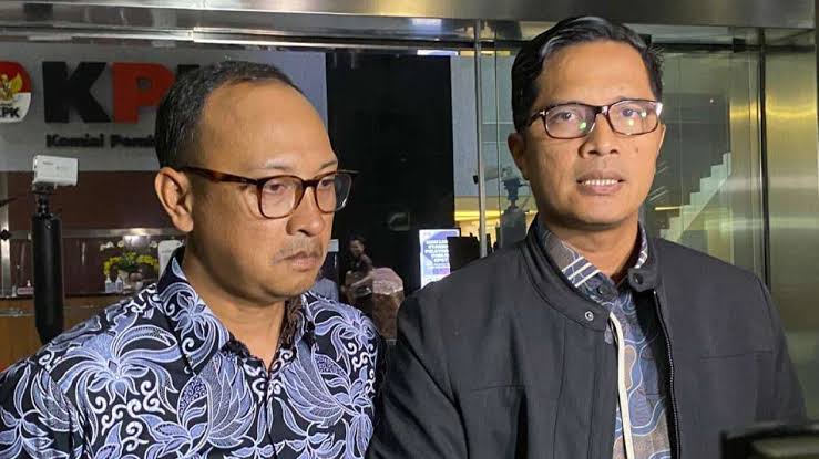 Febri Diansyah (kiri) bersama Rasamala Aritonang, saat diperiksa KPK terkait urusan SYL.
