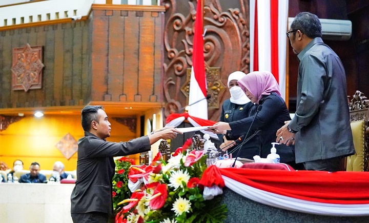Anggota Banggar DPRD Jatim Pranaya Yudha saat menyerahkan laporan R-APBD 2023 dalam sidang Paripurna, Selasa (8/11/2022) yang disaksikan oleh Gubernur Jatim Khofifah Indar Parawansa. SP/Riko Abdiono