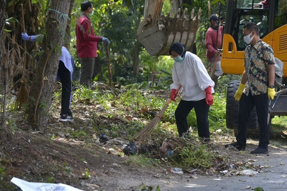 Wali Kota Surabaya Tri Rismaharini bersama jajarannya melakukan kerja bakti di kawasan Sungai Kalibokor. Selasa (4/8/2020).SP/ALQ