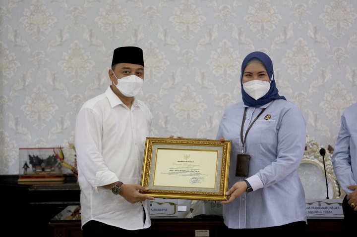  Wali kota Surabaya Eri Cahyadi memberikan piagam penghargaan kepada salah satu anggota Kejari Tanjung Perak. SP/Al Qomar