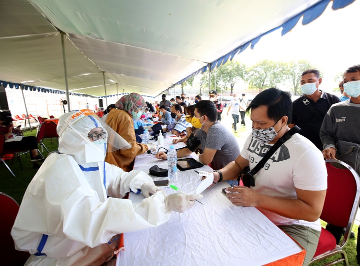 Vaksinasi massal yang digelar di Gelora 10 November beberapa waktu lalu. SP/Alqomar