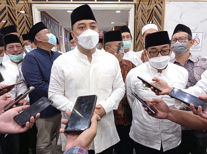Wali kota Surabaya Eri Cahyadi saat memberikan keterangan kepaada awak media. SP/Al Qomar