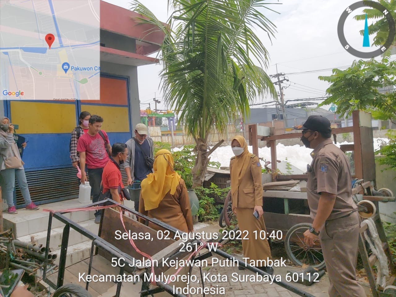Pengecekan di lokasi untuk mencari penyebab dan solusi terkait polutan di sungai kawasan Jalan Kalisari Damen, Kelurahan Kalisari, Kecamatan Mulyorejo, Selasa (2/8).  SP/ALQ