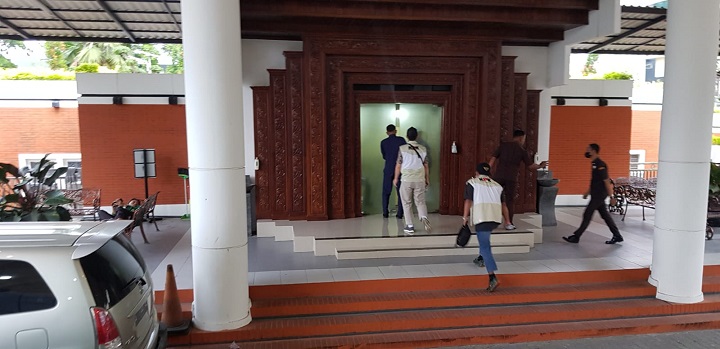 Para penyidik KPK menelusuri di sejumlah ruangan di gedung DPRD Jatim, Senin (19/12/2022). Sp/Riko