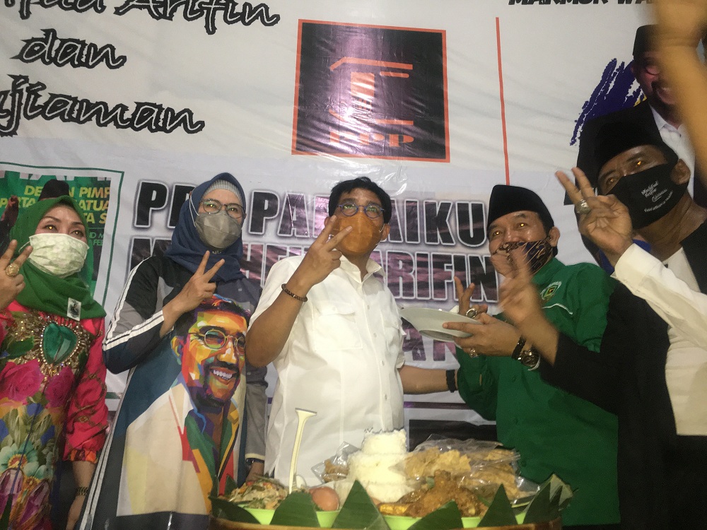 Machfud Arifin didampingi ketua DPC PPP Surabaya Buchori Imron meresmikan Posko Pemenangan yang terletak di Bulak Banteng Kidul.SP/ALQ