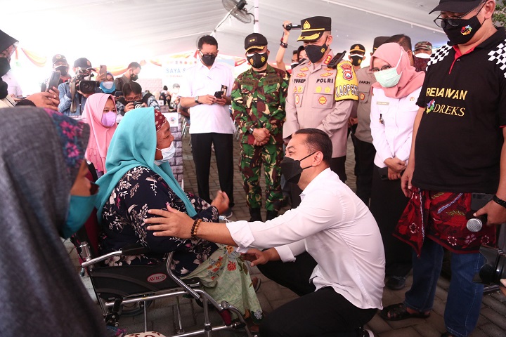 Wali kota Eri saat meninjau vaksinasi di Rungkut Mapan Barat. SP/Alqomar
