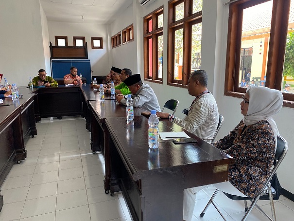 Anggota Komisi A DPRD Jatim saat berkunjung ke Kantor Dinas PMD Kabupaten Mojokerto, Selasa (10/1/2023).