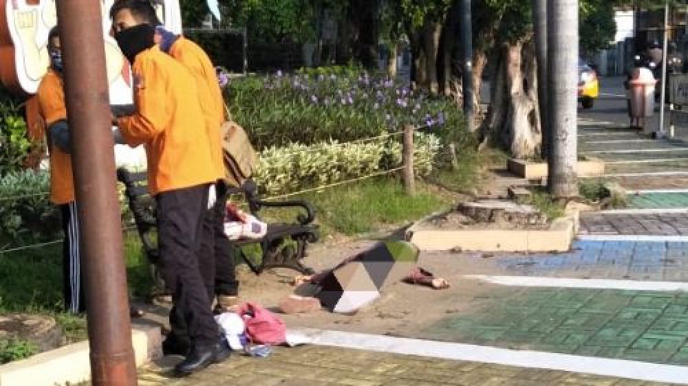 Korban pingsan di trotoar Taman Kebon Rojo Jombang di evakuasi menuju RSUD Jombang. (SP/M. Yusuf) 