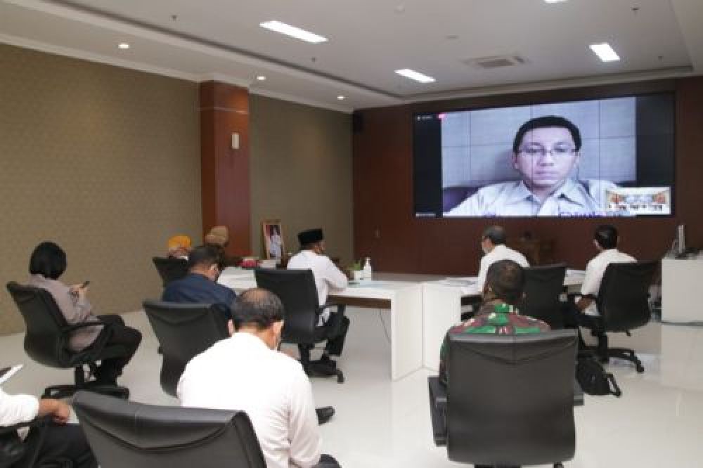 Pemkab Lamongan menggelar diskusi dengan para pakar melalui teleconfrence dalam upaya pencegahan penyebaran covid-19.

FOTO:SP/MUHAJIRIN KASRUN