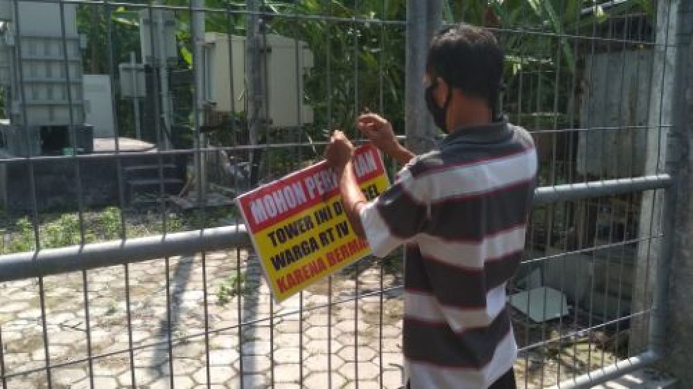 Salah satu warga Desa Balongbesuk, Kecamatan Diwek, Jombang saat segel tower seluler. (SP/M. Yusuf) 