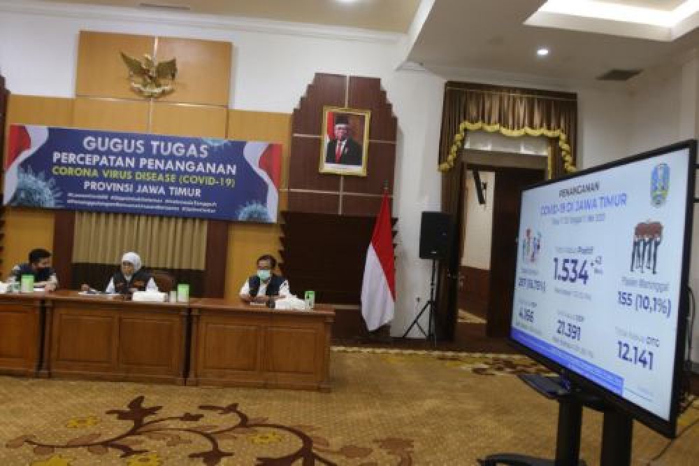 konferensi pers di Gedung Grahadi pada Senin (11/5/2020).