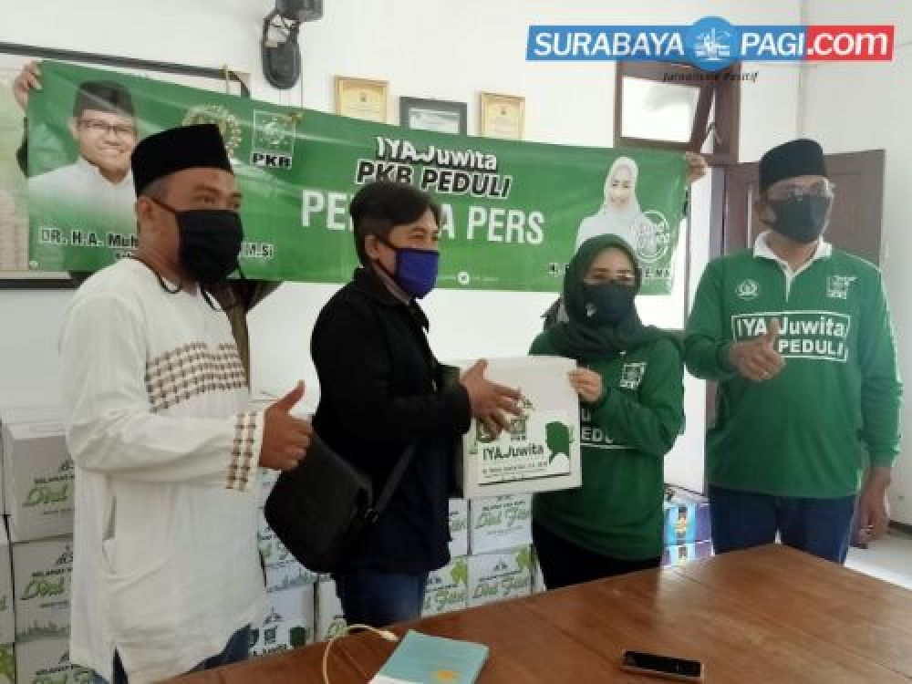 Anggota DPR RI, Ratna Juwita Sari saat menyerahkan paket sembako ke elemen pers di Tuban.