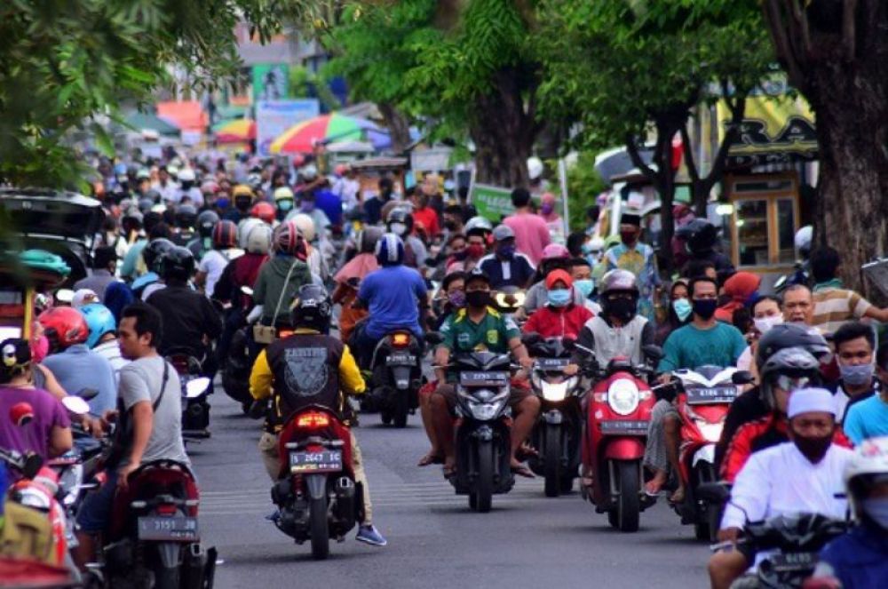 Pengendara sepeda motor maupun roda empat memenuhi jalan Raya Pacuan Kuda, Surabaya, Minggu (17/5/2020) sore. 
Foto: SP/Patrik Cahyo