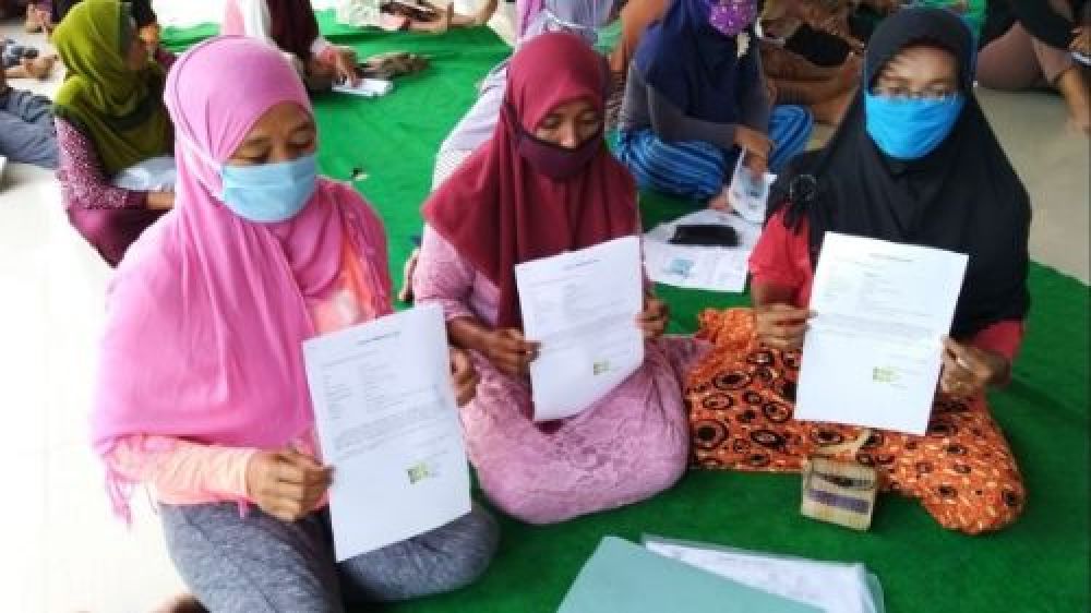 Tiga orang Desa Tanjung Wadung, Kecamatan Kabuh, yang mengembalikan bansos dari Kemensos. (SP/Istimewa) 
