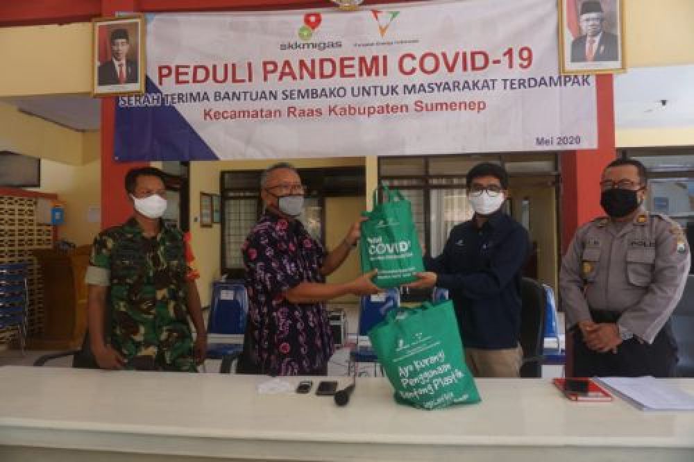 Penyerahan bantuan sembako secara simbolis dari KKKS KEI kepada Camat Raas.