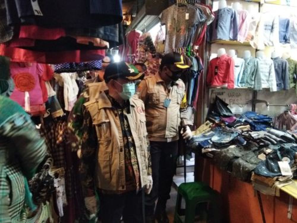 Tim Gugus Tugas Covid-19 Sumenep saat melakukan sidak di Pasar Anom.