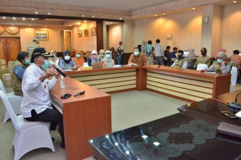 Bupati Sambari menggelar rapat persiapan penambahan ruangan isolasi atas lonjakan jumlah pasien Covid-19.
FOTO: SP/M.AIDID