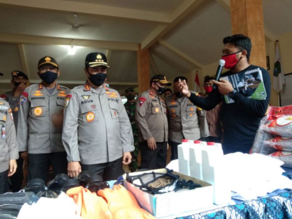 Kabarhakam Komjen Pol. Agus Adrianto meninjau kampung tanggung di malang Jumat (29/5/2020)