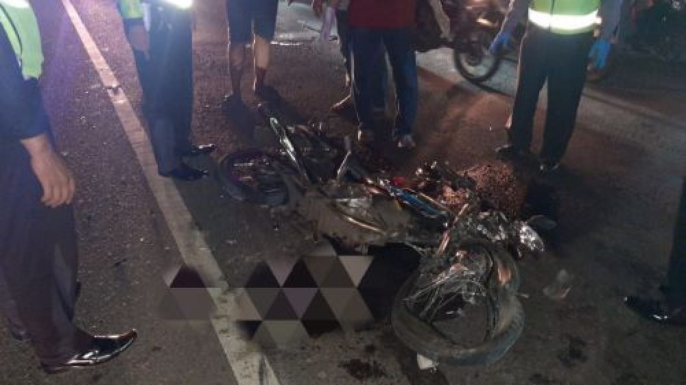 Kondisi sepeda motor korban yang ringsek usai tabrak truk trailer di Mojoagung, Jombang. (SP/Istimewa) 