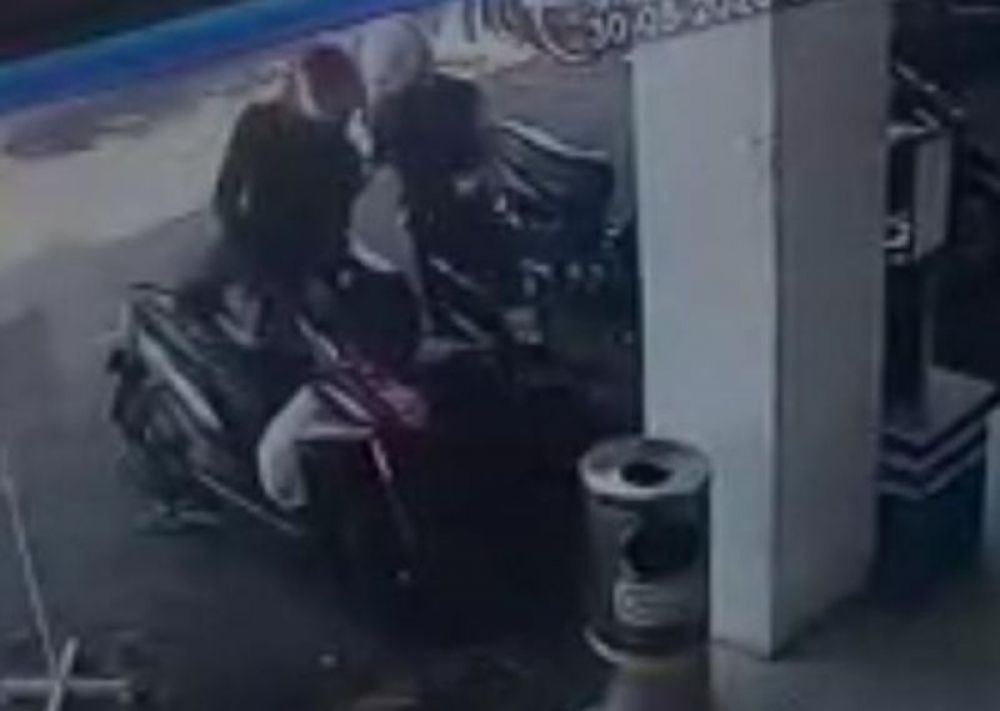 Aksi dua pelaku ranmor terekam cctv saat mencuri motor di sebuah swalayan di daerah Ketintang Senin (1/6/2020)