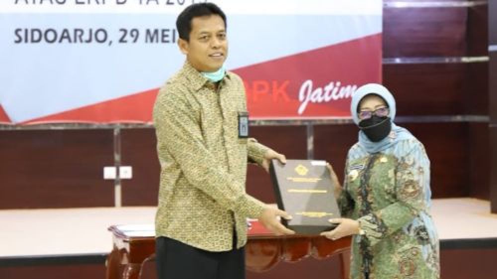 Bupati Jombang, Hj. Mundjidah Wahab saat menerima penghargaan opini Wajar Tanpa Pengecualian (WTP) dari (BPK-RI). (SP/Hms) 
