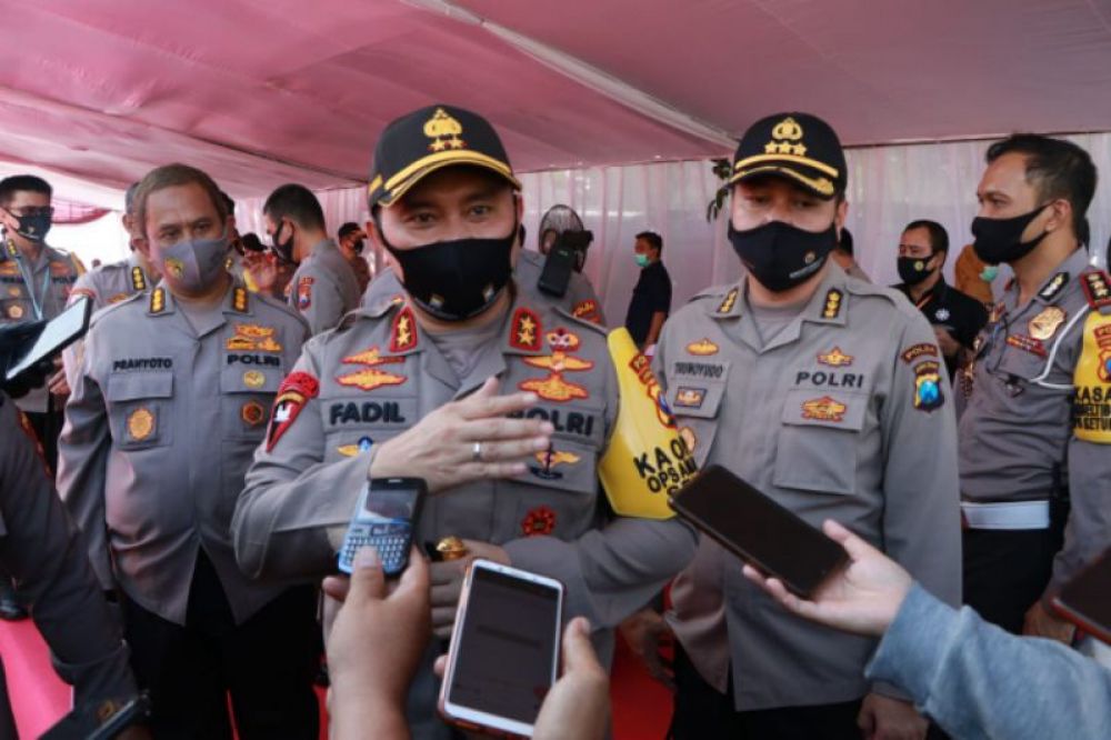 Kapolda Jatim Irjen Pol Muhammad Fadil Imran usai meletakkan batu pertama pembangunan gedung bulutangkis Rabu (3/6/2020)