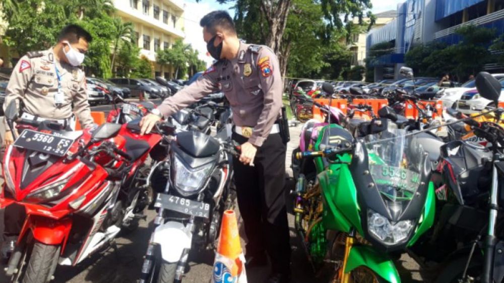 Petugas lalu lintas saat melakukan pemeriksaan Rabu (3/6/2020)