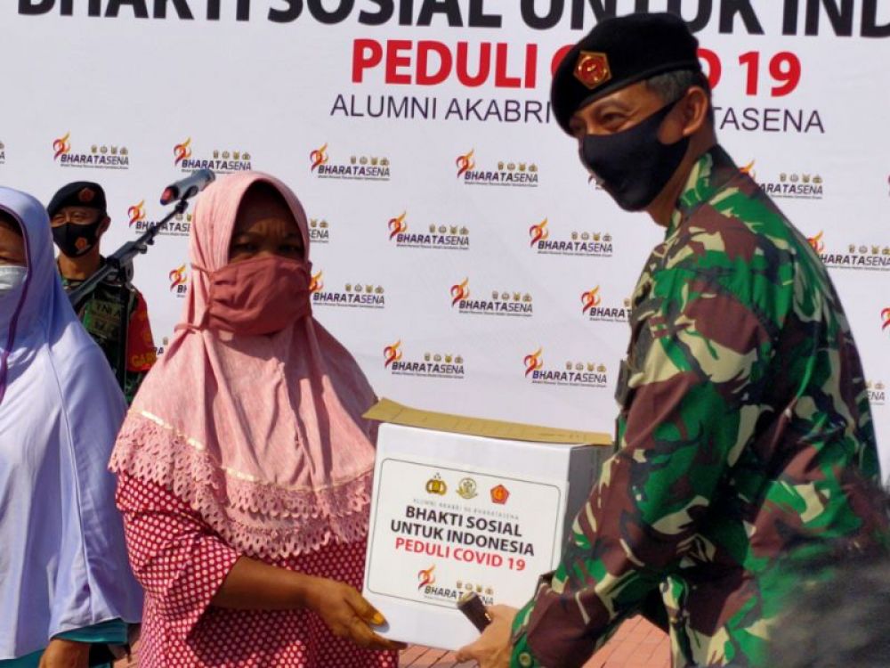 Kol.(Pnb) Reza Sastranegara salah satu perwakilan alumni Akbari 96 memberikan bantuan ke warga secara simbolis, di tugu pahlawan Sabtu (6/6/2020)