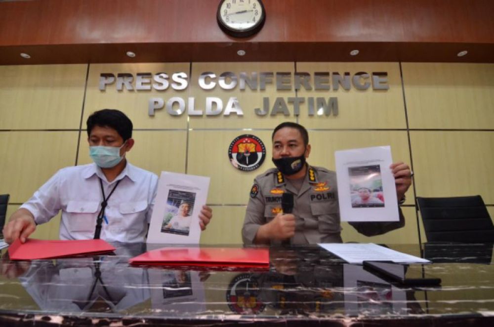 Kabid Humas Polda Jatim Kombes Pol Trunoyudo Wisnu Andhiko bersama Kasubdit Cybercrime AKBP Catur saat realeas terkait vlog Taufiq Kamis (11/6/2020)