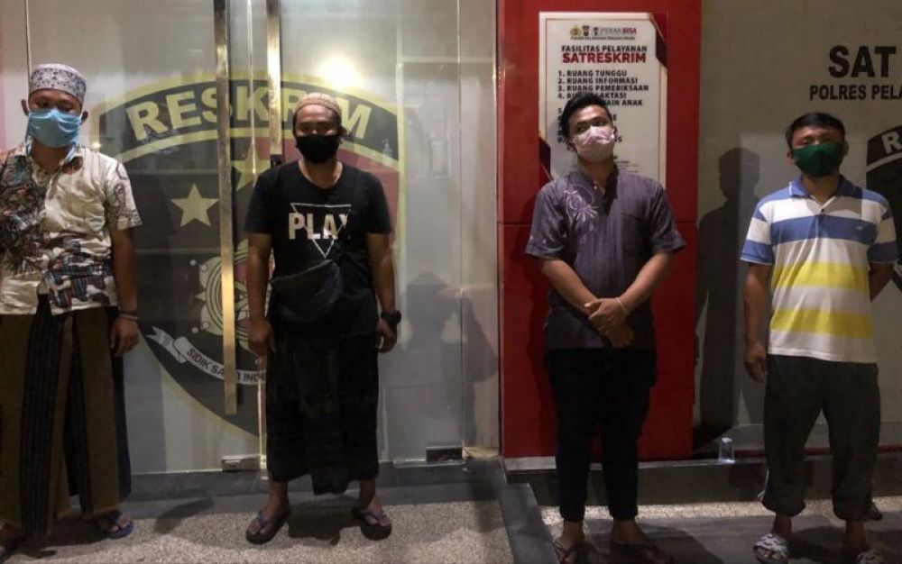 Para tersangka pengambil paksa jenasah Covid 19 di Polda Jatim Jumat (12/6/2020)