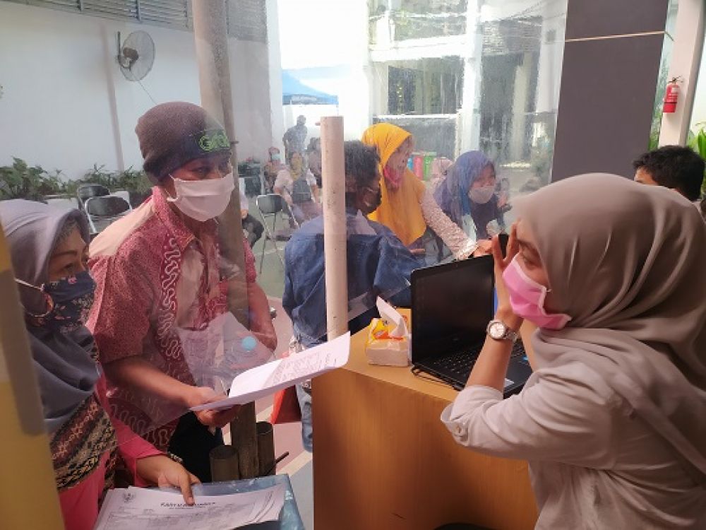 Petugas mengedukasi warga Surabaya terkait jalur afirmasi 