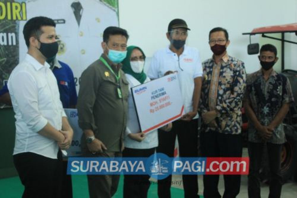 Mentan menyerahkan KUR Tani BNI secara simbolik kepada petani Desa Karangtinoto, Kecamatan Rengel, Tuban.