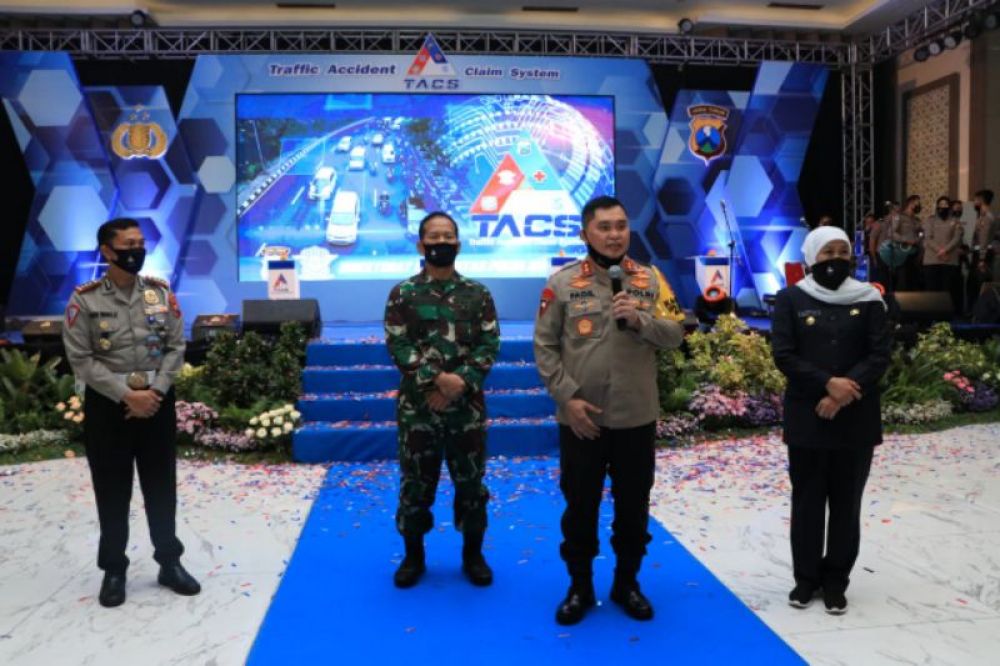 Kapolda Jatim Irjen Pol Muhammad Fadil Imran, Gubernur Jawa Timur Khofifah Indar parawansa, pangdam V Brawijaya Mayjen TNI Widodo Iryansyah dan Dirlantas Polda Jatim Kombes Pol Budi Indra Dermawan  launching TACS di gedung Mahameru Selasa (30/6/2020)