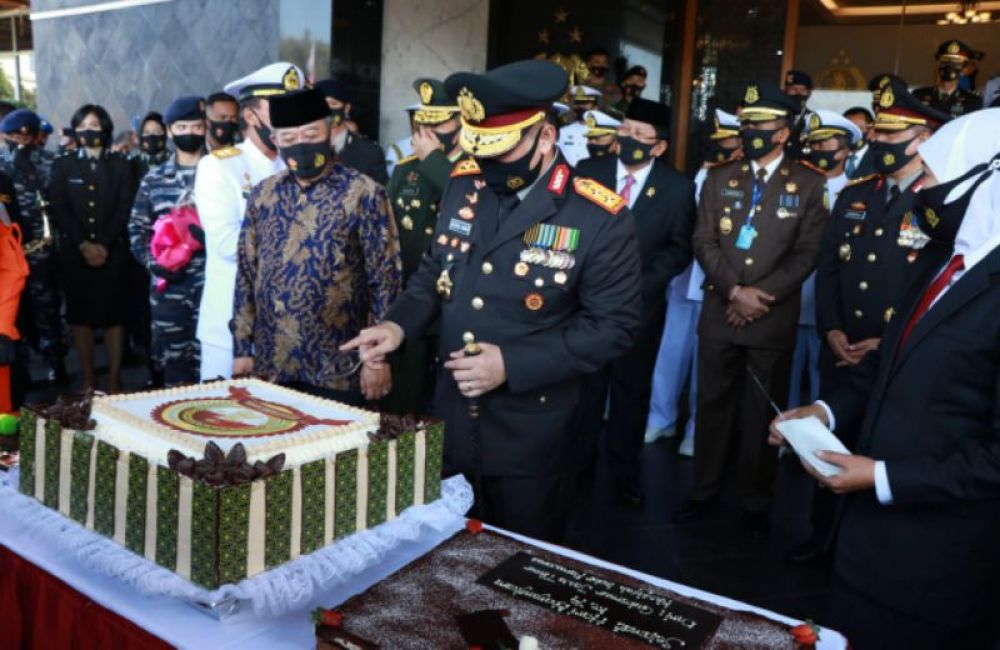 Kapolda Jatim Irjen Pol Muhammad Fadil Imran memotong kue peringatan HUT Bhayangkara ke 74 di gedung Mahameru Rabu (1/7/2020)