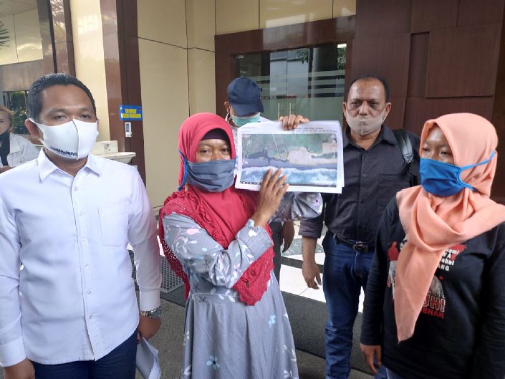 Bupati Lumajang Thoriqulhaq bersama tijah usai diperiksa subdit Cybercrime Kamis (9/7/2020)