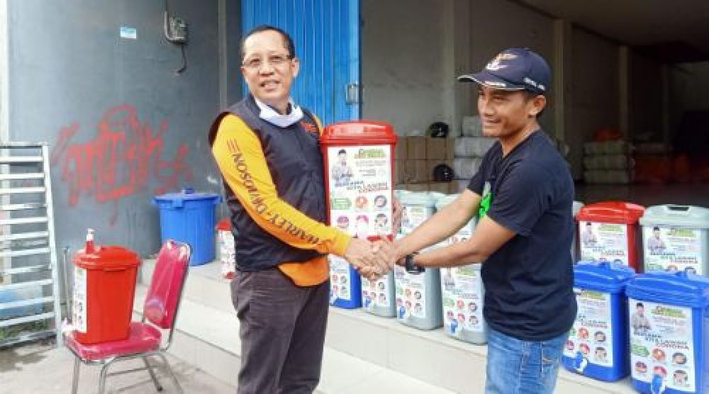  Setiajit serahkan bantuan sarana cuci tangan kepada salah satu pemilik warung Maret lalu.