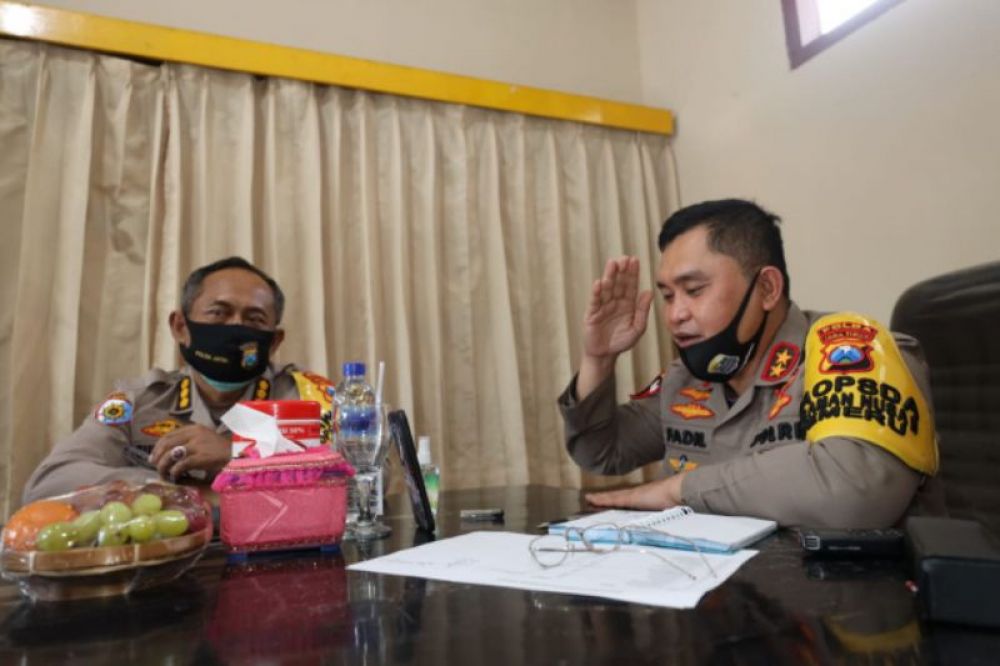 Kapolda Jatim Irjen Pol Muhammad Fadil Imran ngecek anggota bhabinkamtibmas di Polsek Manyar terkait Covid 19 Rabu (15/7/2020)