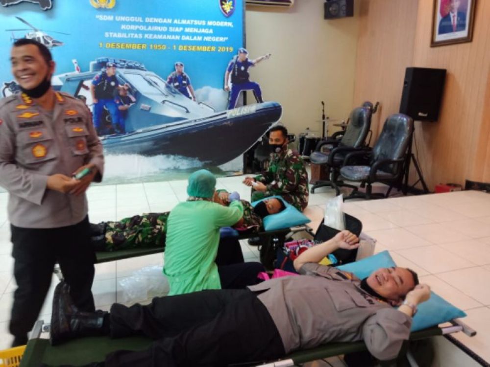 Kabidhumas Polda Jatim Kombes Pol Trunoyudo Wisnu Andhiko didampingi Dirpolairud Polda Jatim Kombes Pol Arnapi yang merupakan satu angkatan Akbari 95 melakukan donor darah Jumat (24/7/2020)