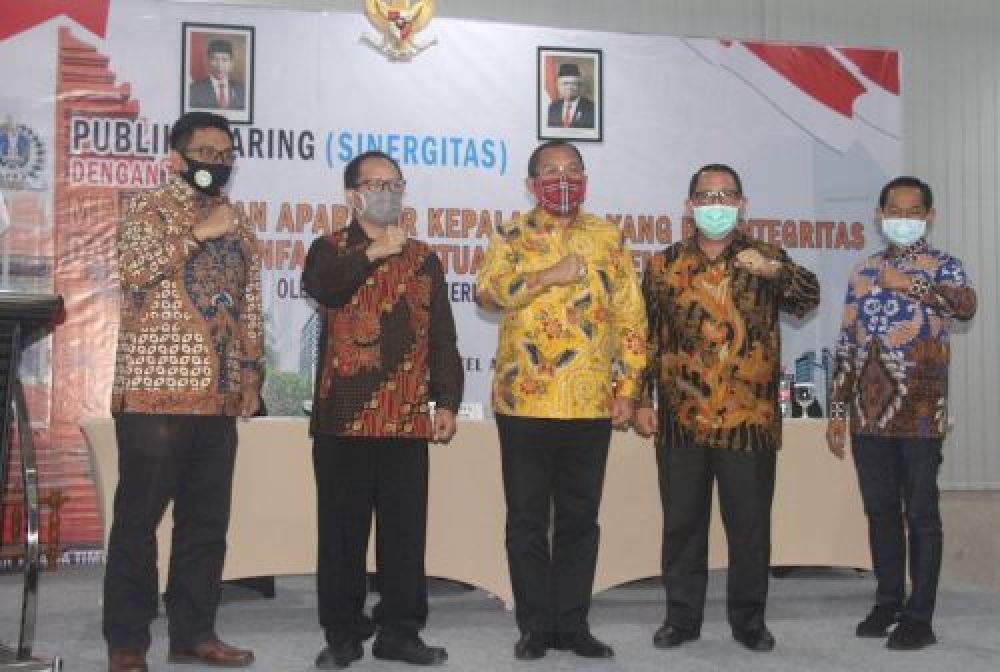 Wakil Ketua DPRD Jatim Sahat Tua Simanjuntak (tengah) dan Istu Hari Bagijo Ketua Komisi A DPRD Jatim (dua dari kanan) bersama Perwakilan Polda Jatim, Kejati Jatim dan Sekwan DPRD Jatim, saat pembukaan Forum Sinergitas, Jumat (24/7/2020).