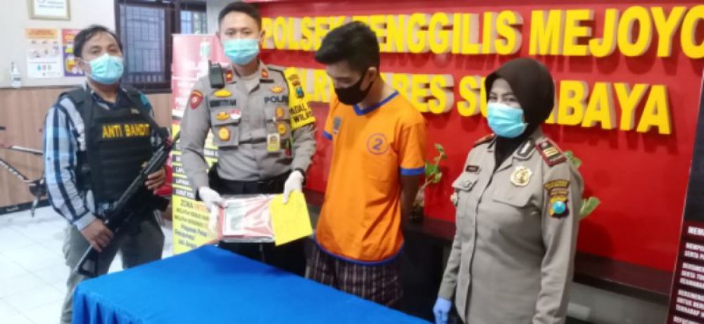 Kapolsek Tenggilis Mejoyo bersama tersangka pengguna sabu sabu diamankan di Polsek Tenggilis Mejoyo Minggu (26/7/2020)