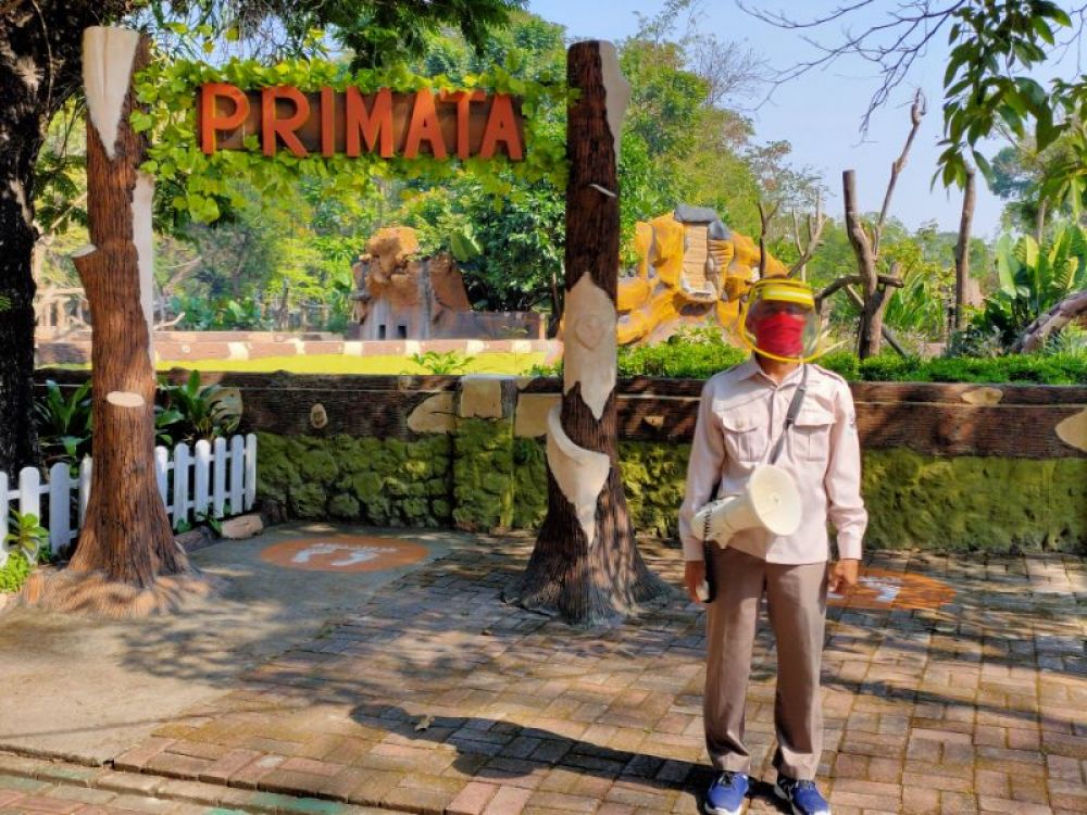Petugas KBS sedang berjaga di lokasi mamalia di Kebun Binatang Surabaya Senin (27/7/2020)