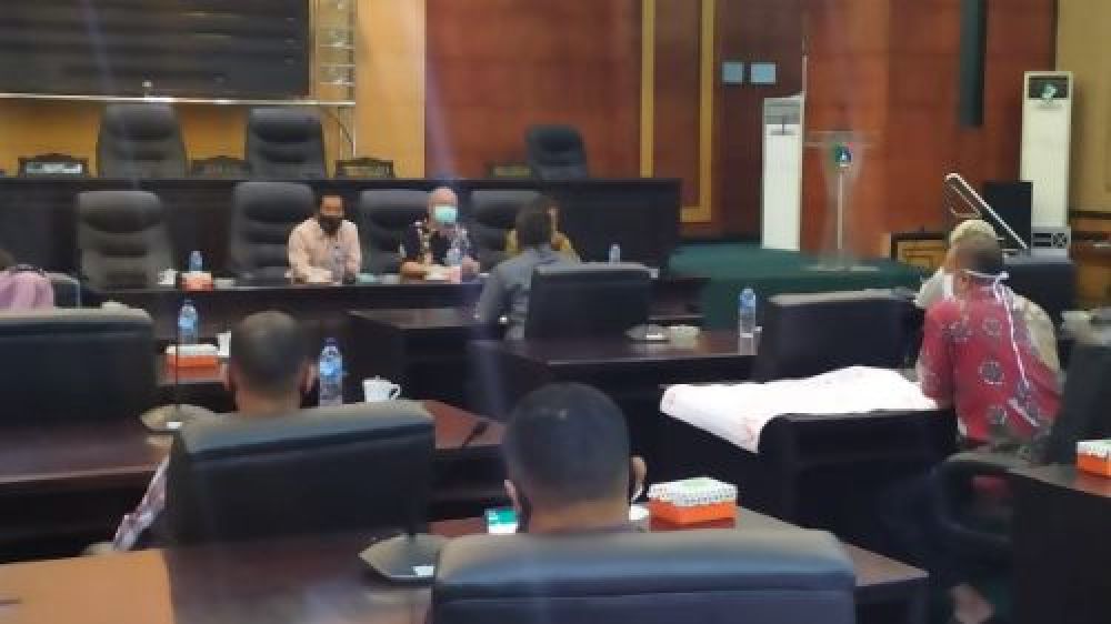 Pedagang mengadu ke wakil rakyat di Gedung DPRD Jombang. (SP/M. Yusuf) 