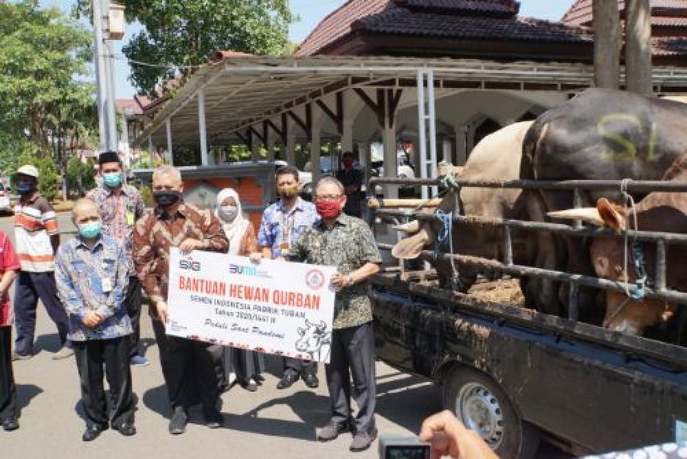 Penyerahan hewan kurban secara simbolis PT. Semen Indonesia Pabrik Tuban ke Pemkab Tuban.